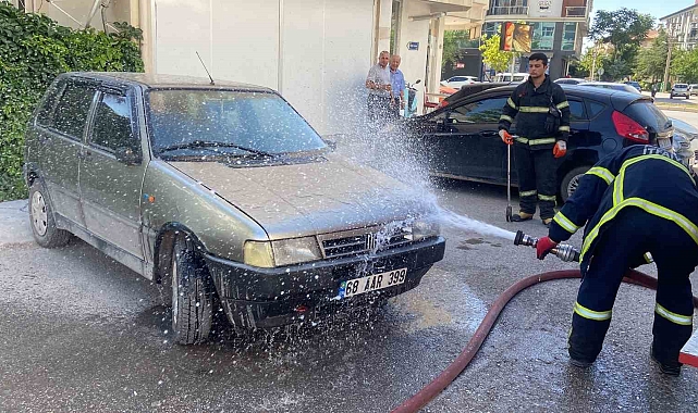 Park halinde aküsü patlayan araçta yangın paniği