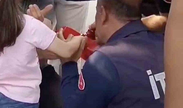 Parmağı market arabasına sıkışan çocuğun yardımına itfaiye yetişti
