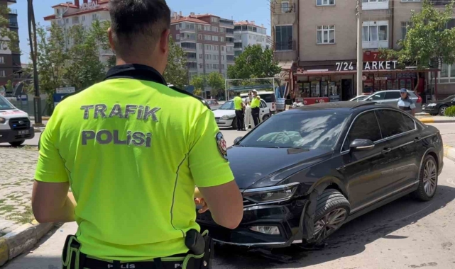 Aksaray'da bir sürücü kaza yapmamak için manevra yapınca kaldırıma çarptı