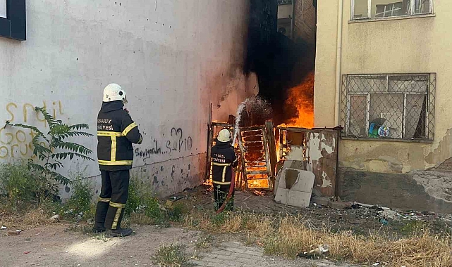 Aksaray'da iki bina arasındaki alevler korkuttu