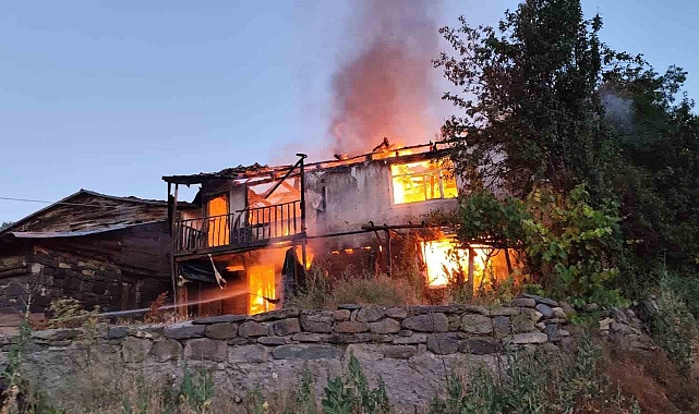Alevlere teslim olan ev küle döndü