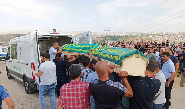 Babaları tarafından öldürülen ağabey ve kız kardeşi son yolcuğuna uğurlandı