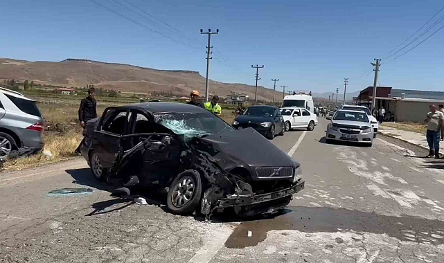 Cip ve otomobil kafa kafaya çarpıştı: 1'i ağır 4 yaralı