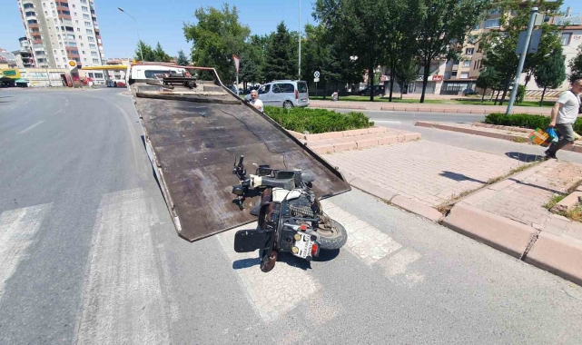 Elektrikli motosikletin çarptığı kadın ağır yaralandı
