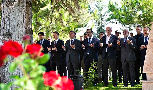 Karaman'da 15 Temmuz Demokrasi ve Milli Birlik Günü etkinlikleri şehitlik ziyaretiyle başladı