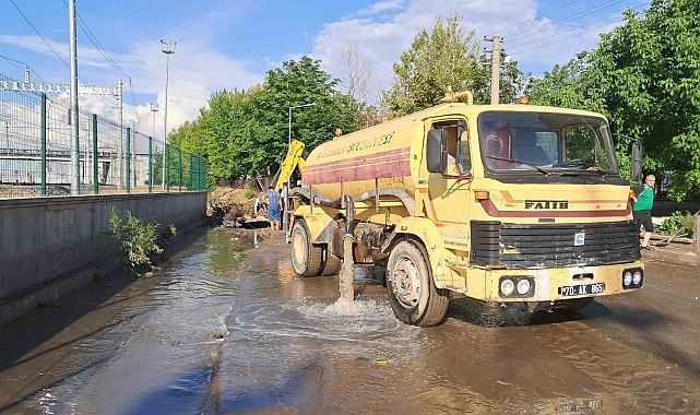 Karaman'da sağanak sele neden oldu, 2 kişi canını zor kurtardı