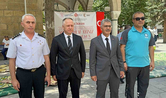 Kayseri Vakıflar Bölge Müdürlüğü Niğde'de aşure dağıttı