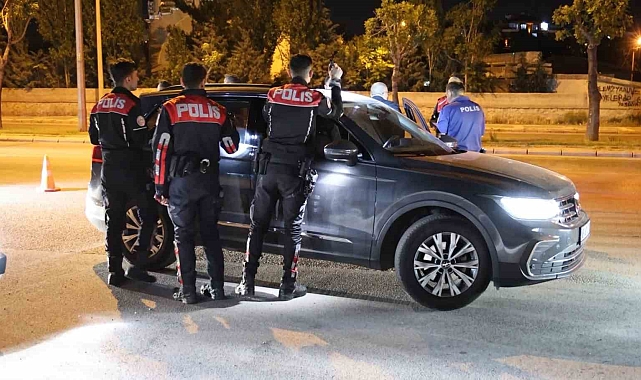 Kurusıkı tabancayla yakalandı, polis otosundaki yeri beğenmedi: "Arkaya gerek var mı?"