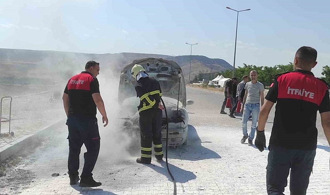 Otomobilde çıkan yangını itfaiye ekipleri söndürdü