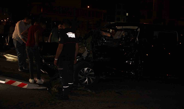 Otomobiller çarpıştı, park halindeki araçlar zarar gördü: 4 yaralı