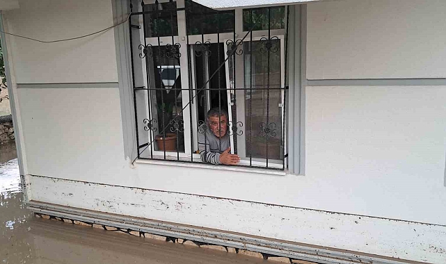 Sağanak sonrası evlerinde mahsur kalan aile 1 saat sonra kurtarıldı