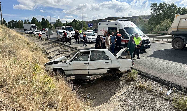 Sivas'ta otomobil devrildi: 1 ölü, 4 yaralı