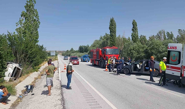 Sivas'ta otomobil ile pikap çarpıştı: 1 ölü 5 yaralı