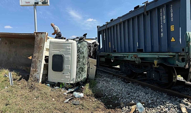 Yük treni ile hafriyat kamyonu çarpıştı: 1 ölü, 3 yaralı