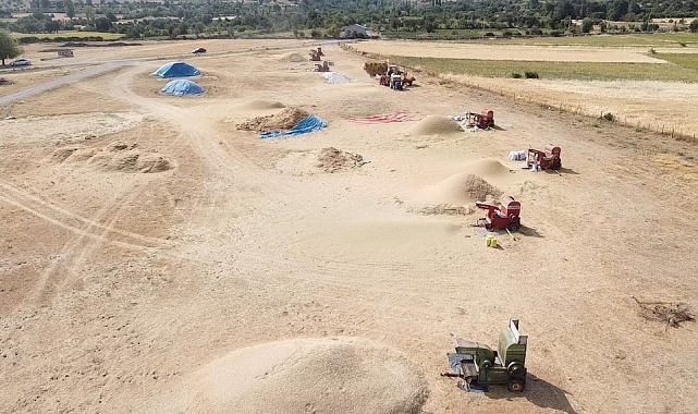 Yozgat'ta sıcak havada çiftçilerin hasat mesaisi sürüyor