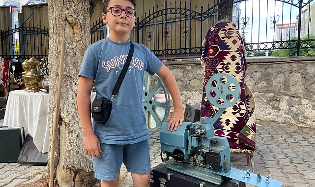 Babasından etkilenen küçük koleksiyoner antika sergisi açtı