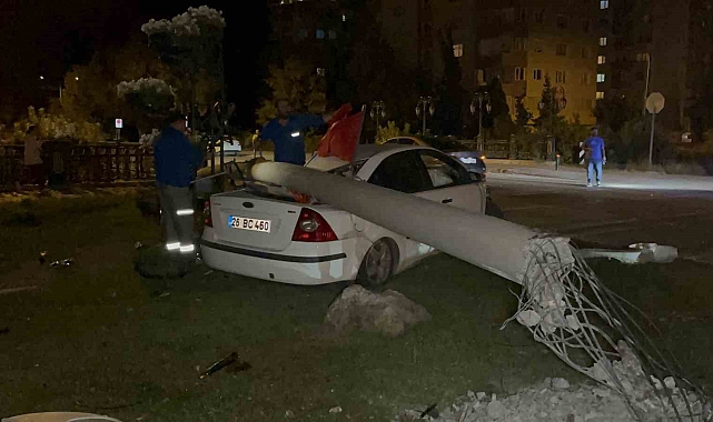 Beton aydınlatma direğine çarpan otomobildeki 3 kişi yaralandı