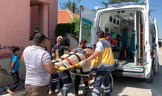 Cam silerken ikinci kattan düşen kadın yaralandı