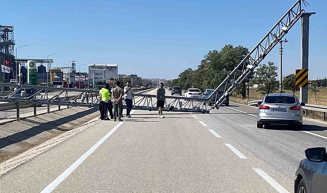 Damperi açık tır PTS direğini yıktı