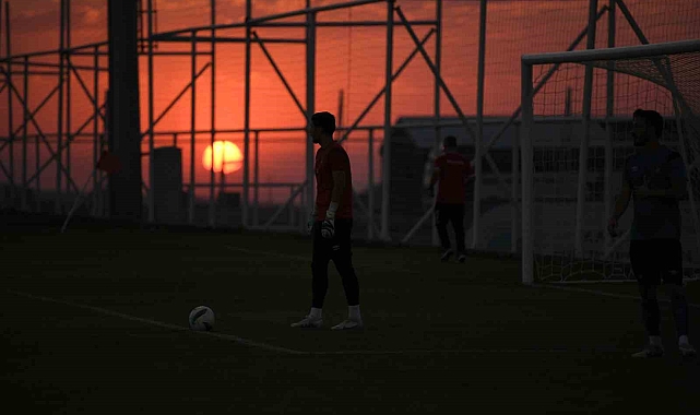 Erciyes'in muhteşem atmosferinde sabah, akşam kamp yapıyorlar