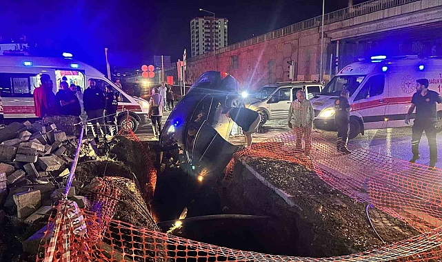 Hafif ticari araçla otomobil çarpıştı: 5 yaralı