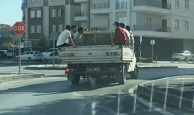 Kamyonet kasasında 6 kişinin tehlikeli yolculuğu kamerada