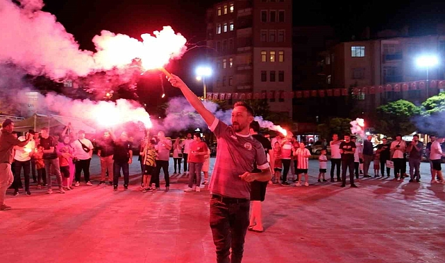 Karaman FK'daki yönetim krizine taraftarlardan meşaleli tepki