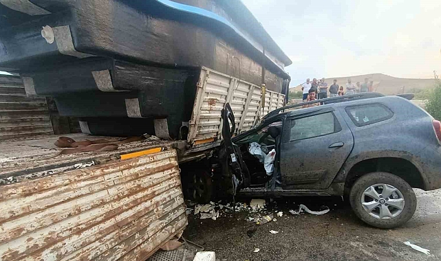 Karşı şeride geçen tır otomobili altına aldı: 6 yaralı