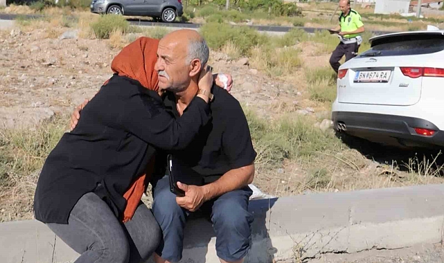Kazadan kurtulan ağabey ile kız kardeş kaldırımda birbirlerine sarılarak ağladı
