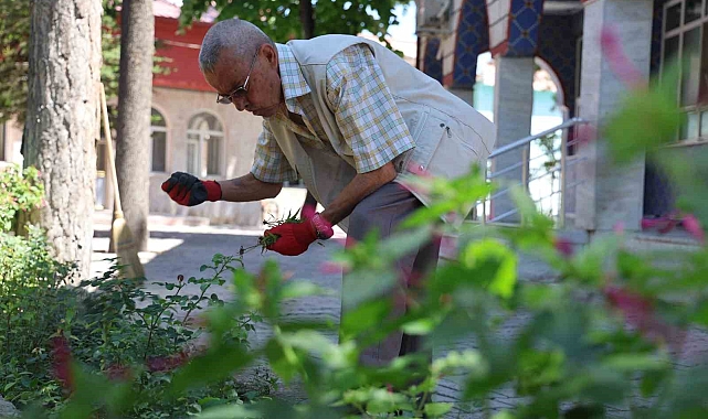 Kolunda platin bacağındaki protezle 86 yaşında her gün cami temizliyor