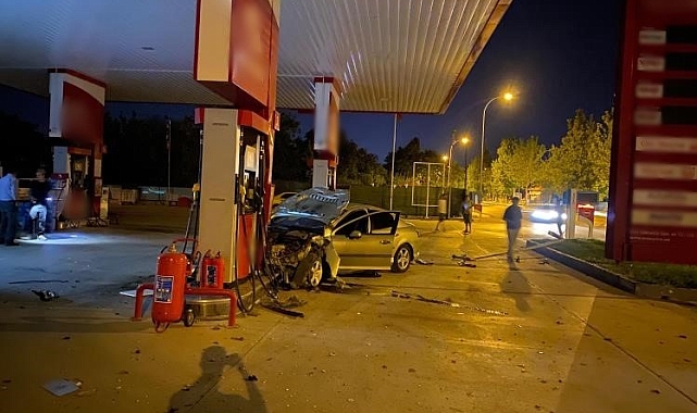 Otomobil benzin istasyonuna böyle daldı