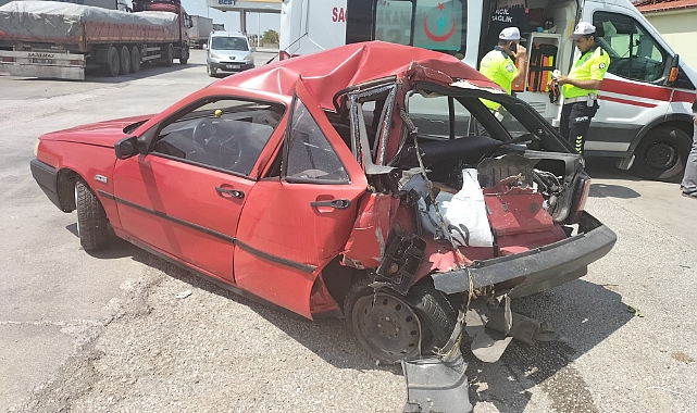 Otomobile Kamyon Çarptı: 2 Kişi Yaralı