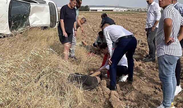 Şarampole devrilen otomobildeki yaralılara, düğün konvoyundakiler yardım etti