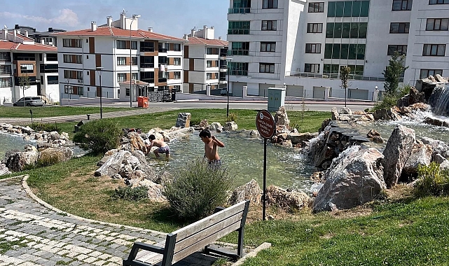 Sıcaktan bunalan çocuklar süs havuzuna girdi
