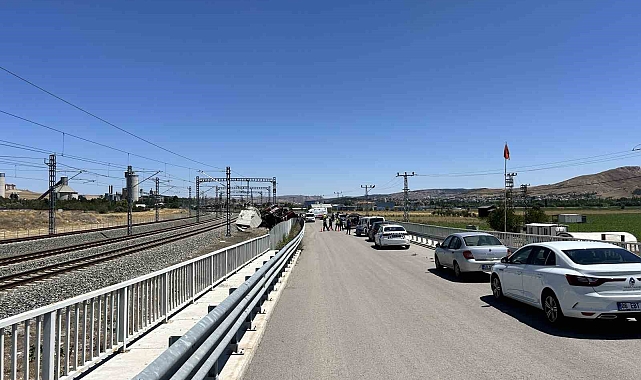 Sivas'ta lokomotif devrildi: 2 yaralı
