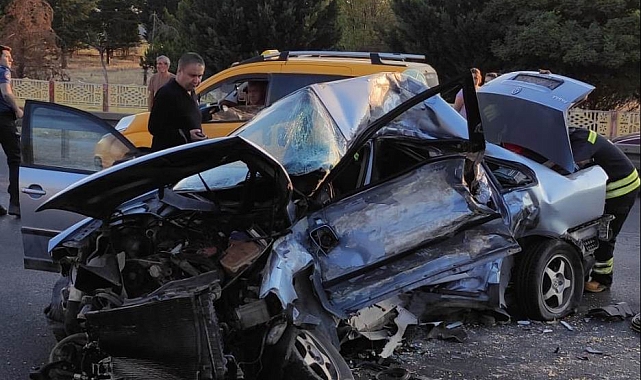 Tır ile otomobil çarpıştı; 2 kişi hayatını kaybetti