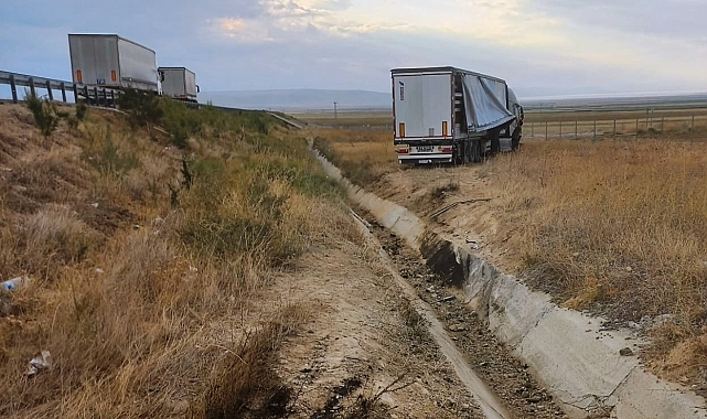 Tır tarlaya girdi: 1 yaralı
