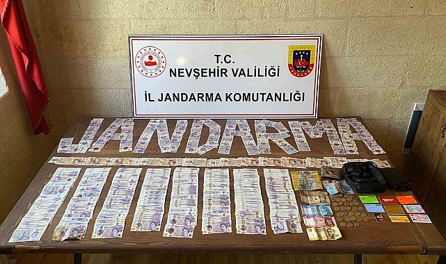 Turistin çantasını çalan turistler yakalandı