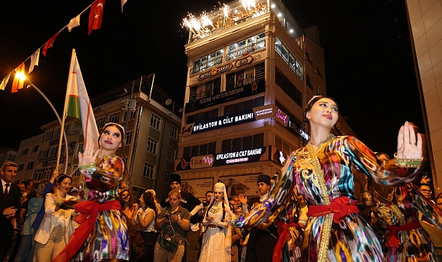 TÜRKÇE AŞKI VATAN AŞKI YÜRÜYÜŞÜ COŞKUYLA YAPILDI