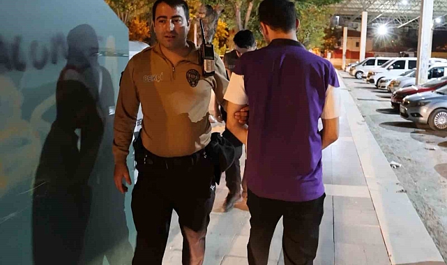 Aksaray'da bir ilginç gözaltı: Geri geri adımlayarak götürüldü