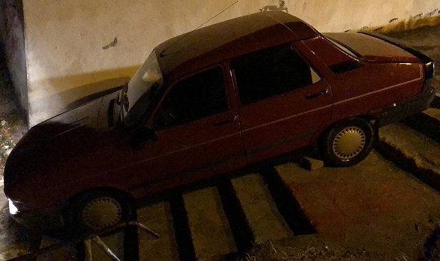 Alkollü sürücünün otomobili merdivende asılı kaldı
