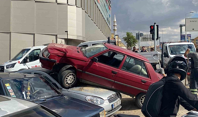 Ankara'da kontrolden çıkan araç çarptığı otomobilin üstünde asılı kaldı