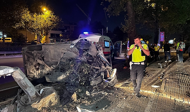 Aydınlatma direğine çarpan Tofaş hurdaya döndü: 4 yaralı