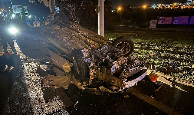 Aydınlatma direğine çarpıp ters döndü, 4 kişi yaralı