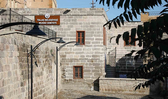 Bağlama öğrenmek isteyenler Talas Musiki Cemiyeti'ne