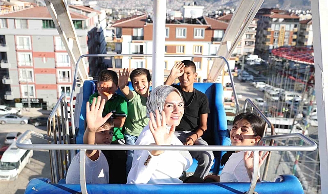 Bakan Göktaş, depremzede çocuklarla lunaparka gitti