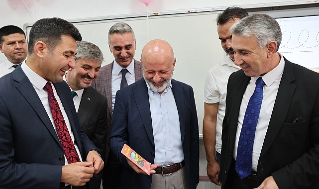 Başkan Çolakbayrakdar, 2024-2025 eğitim yılının ilk ders zilinde öğrencilerle buluştu