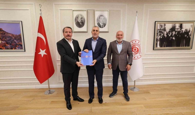 Çalışma ve Sosyal Güvenlik Bakanı Işıkhan, Memur-Sen Genel Başkanı Yalçın ile görüştü