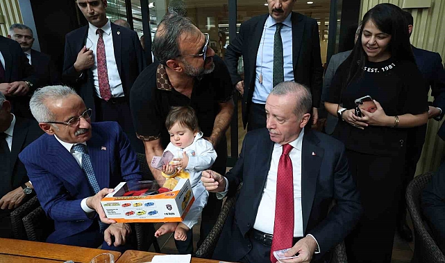 Cumhurbaşkanı Erdoğan, Ankara'da bir pastaneyi ziyaret ederek vatandaşlarla sohbet etti