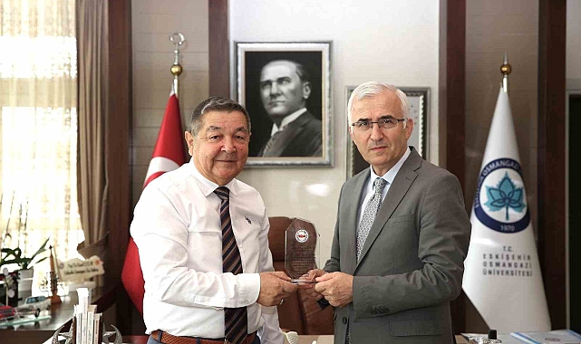 ESVAK'tan ESOGÜ Rektörü Prof. Dr. Kamil Çolak'a plaket takdimi
